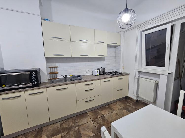Apartament cu 3 camere decomandat în P-ța Universității