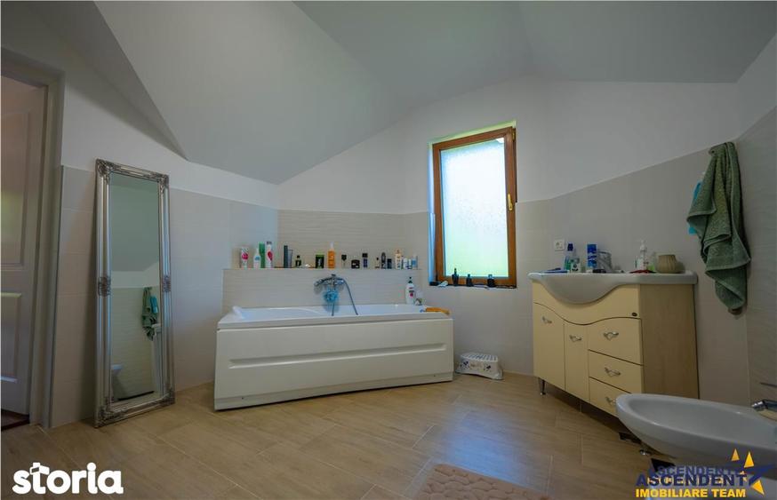 Casă cu 9 camere decomandat cu Teren 1750 Mp în Pestișu Mic