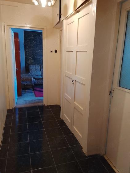 Apartament cu 3 camere semidecomandat, mobilat în Est