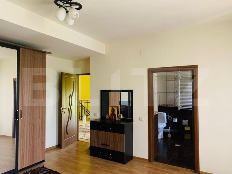 Casă individuală cu 7 camere cu Canalizare în Cârcea