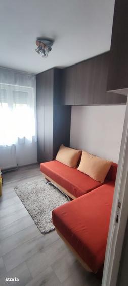 Apartament cu 3 camere semidecomandat în Micro 14