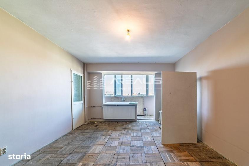 Apartament cu 3 camere în Polivalentă