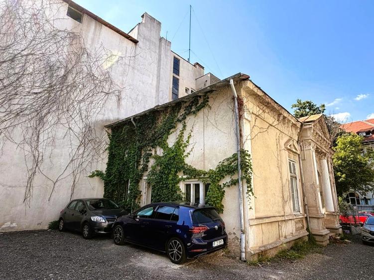 Casă cu 6 camere cu Teren 355 Mp în P-ța Romană