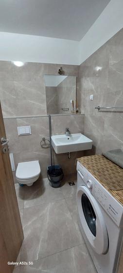 Apartament cu 3 camere decomandat în Tractorul