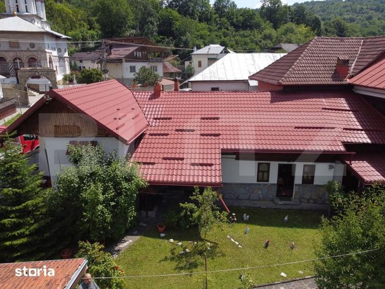 Casă cu 5 camere decomandat cu Teren 382 Mp în Pietroșița