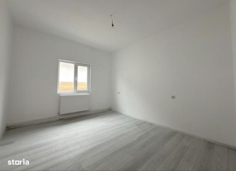 Casă cu 4 camere în Lumina