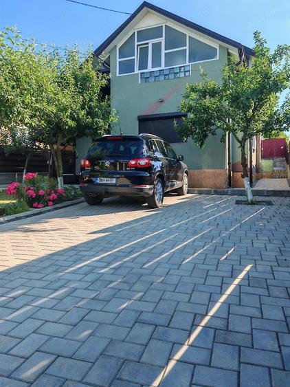Casă cu 5 camere cu Teren 900 Mp în Stăuceni