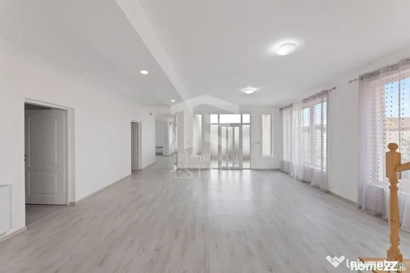 Casă cu 7 camere cu Teren 1446 Mp în Macea