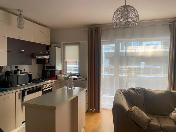 Apartament cu 3 camere semidecomandat în Băneasa
