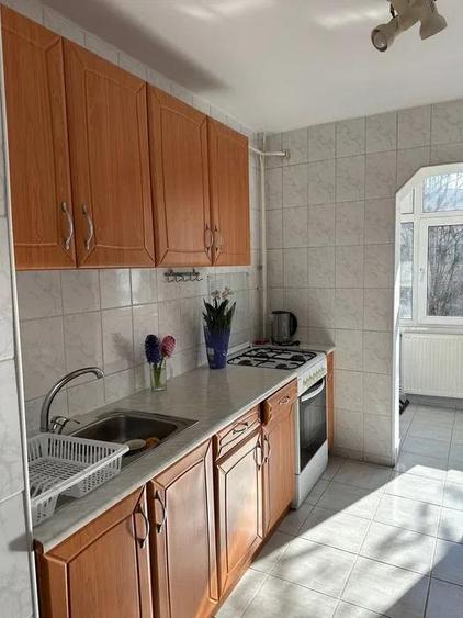 Apartament cu 3 camere decomandat, mobilat în Central