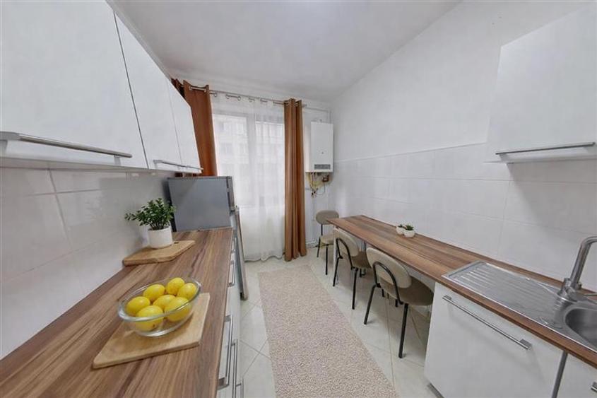 Apartament cu 2 camere semidecomandat, mobilat în Central — fotografia 3