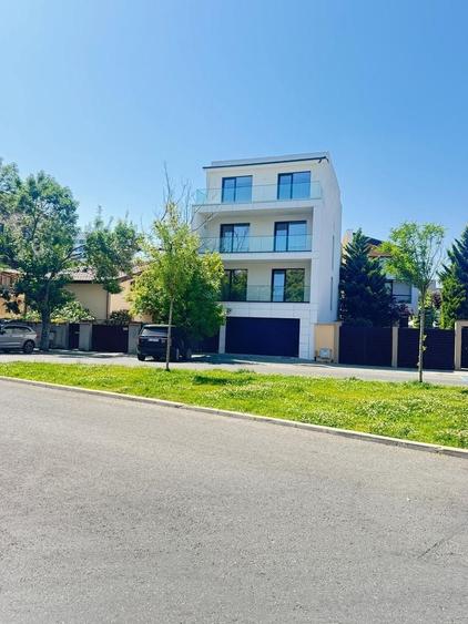 Casă individuală cu 9 camere cu Canalizare în P-ța Muncii