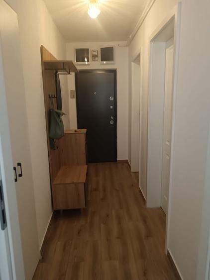 Apartament cu 3 camere semidecomandat în Griviței