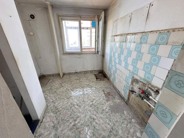 Apartament cu 3 camere semidecomandat în Victoriei