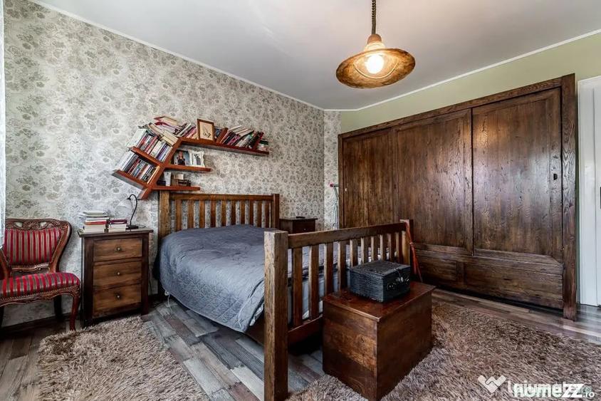 Casă cu 8 camere cu Teren 342 Mp în Șega