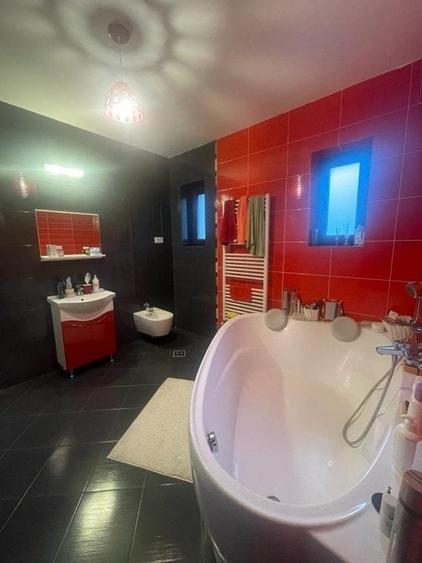 Casă individuală cu 4 camere cu Garaj în Florești