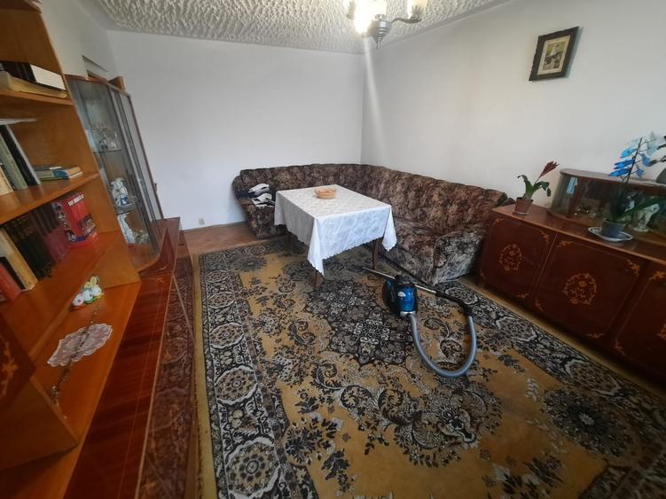 Apartament cu 4 camere decomandat, mobilat în Cug