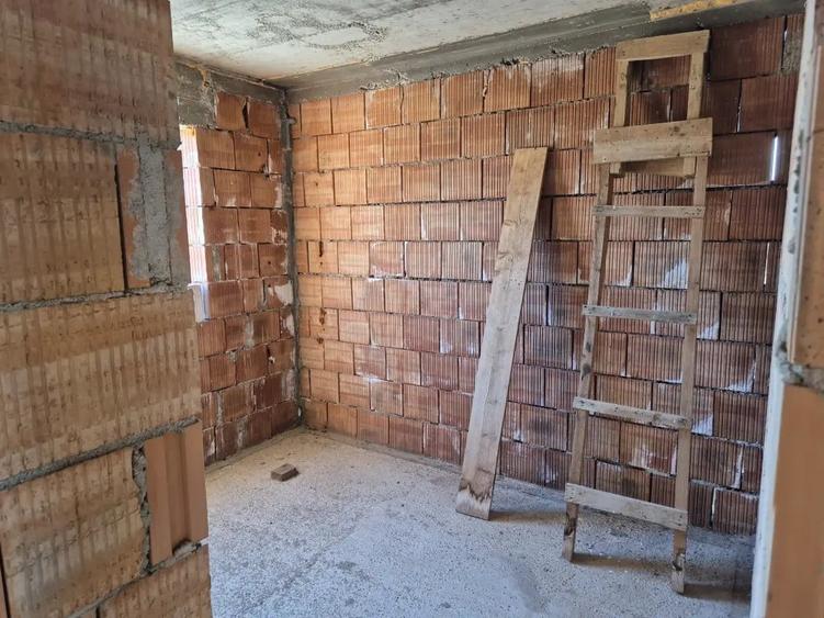 Casă cu 4 camere în Aluniș