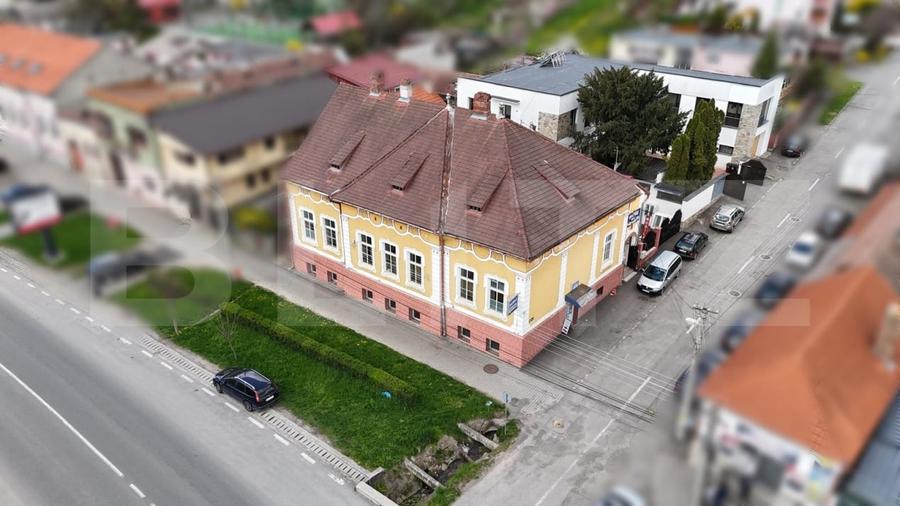 Casă individuală cu 15 camere cu Canalizare în Reghin