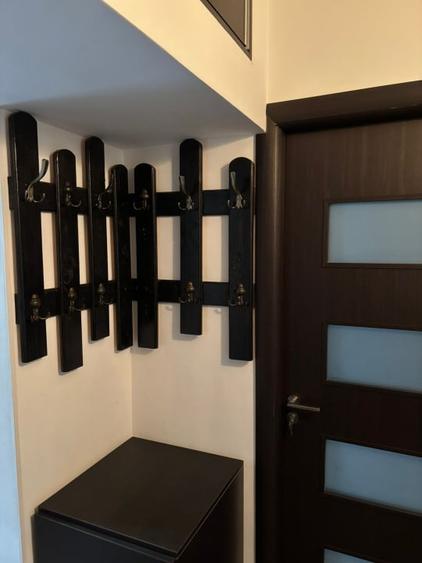 Apartament cu 3 camere semidecomandat, mobilat în Craiovița Nouă
