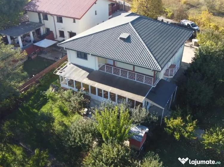 Casă cu 6 camere cu Teren 2000 Mp în Bucium