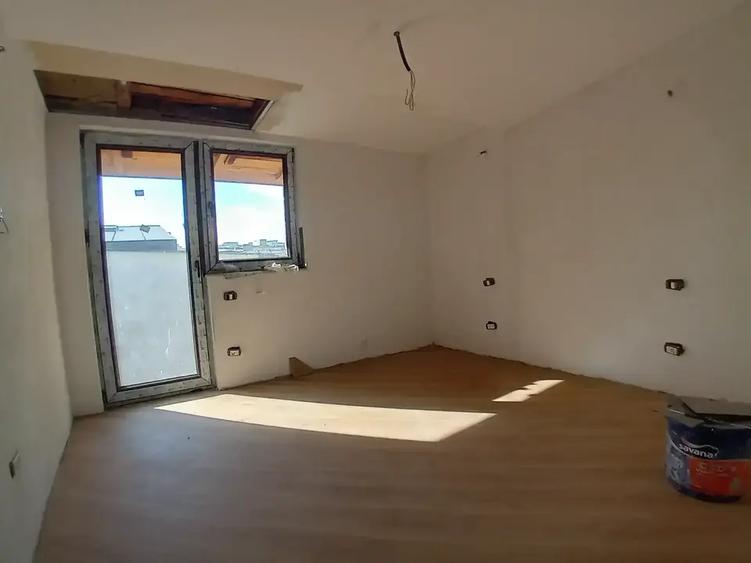 Casă cu 11 camere cu Teren 443 Mp în Vitan