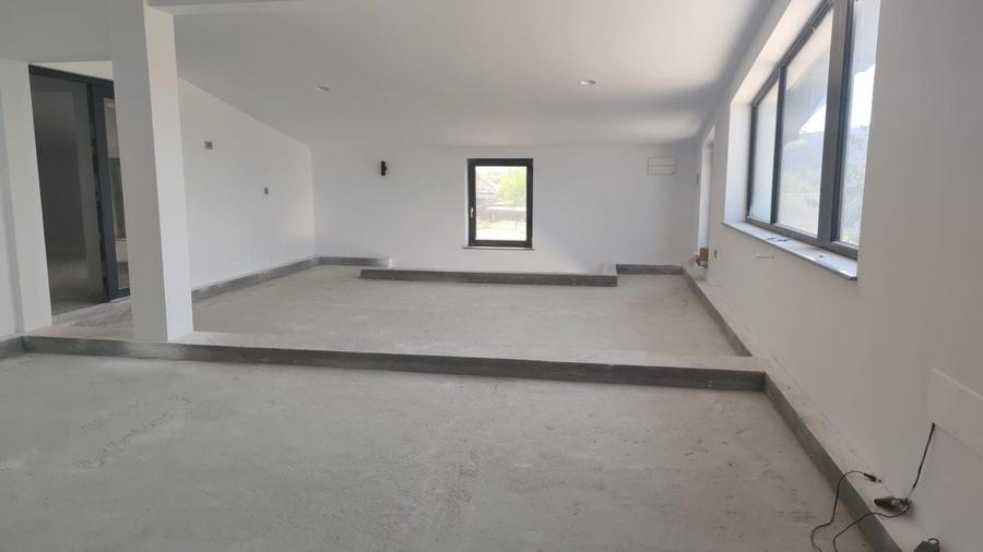 Spațiu comercial, de 386 mp, în Bălteni