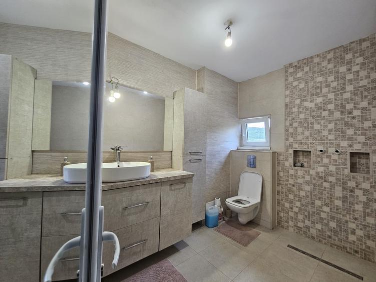 Casă cu 5 camere cu Teren 880 Mp în Păuliș