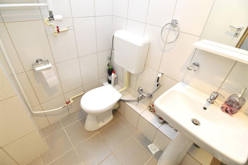 Garsonieră decomandată, mobilată în Decebal