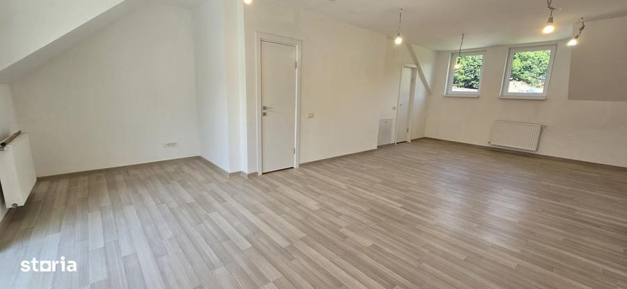 Casă cu 4 camere în Calea București