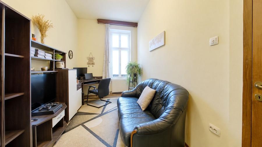 Apartament cu 8 camere semidecomandat în Central