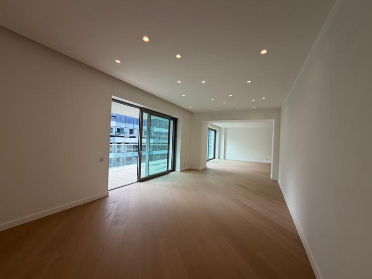 Apartament cu 4 camere decomandat în Aviației