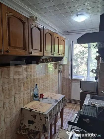 Apartament cu 3 camere semidecomandat în Dâmbu Pietros