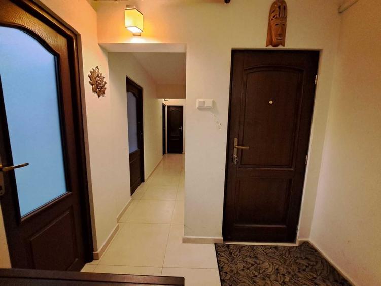 Apartament cu 3 camere semidecomandat în Central