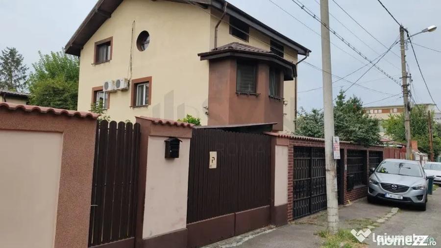 Casă cu 8 camere cu Teren 250 Mp în Mihai Bravu