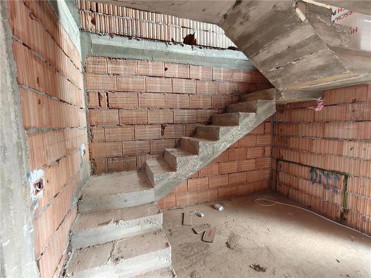 Duplex cu 4 camere cu Canalizare în Moșnița Nouă