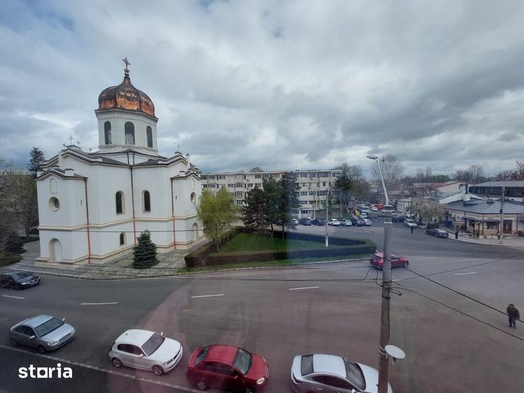 Apartament cu 3 camere semidecomandat în Independenței