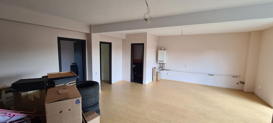 Apartament cu 3 camere semidecomandat în Exterior Nord