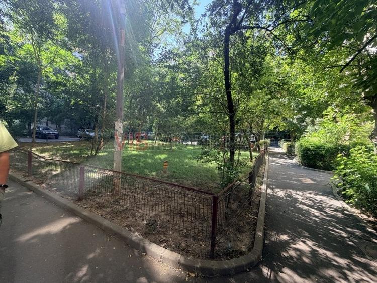 Apartament cu 3 camere semidecomandat în Colentina