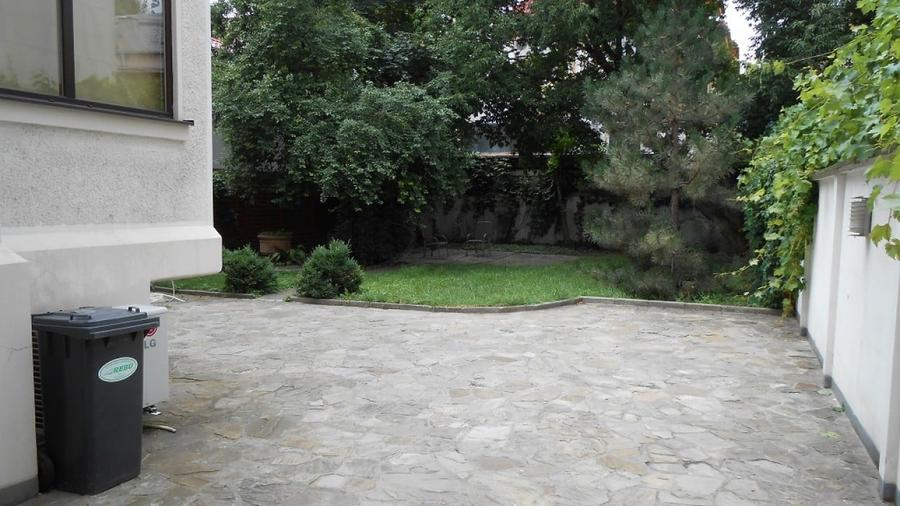 Apartament cu 5 camere decomandat în Capitale