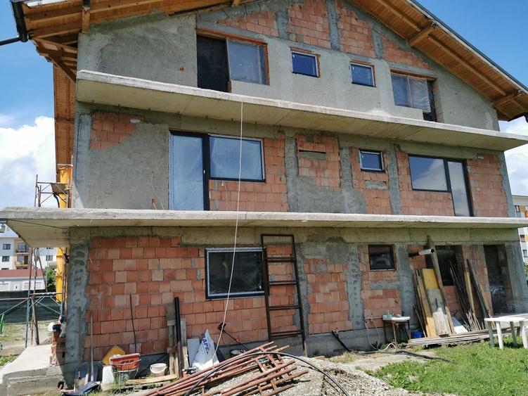 Apartament cu 4 camere decomandat în Tractorul