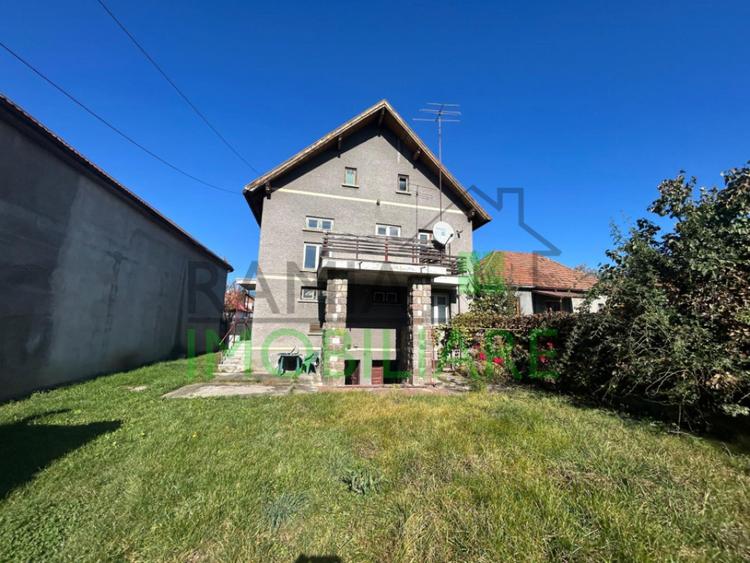 Casă cu 4 camere cu Teren 1053 Mp în Central