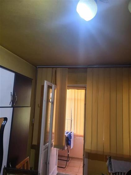 Apartament cu 3 camere semidecomandat în Podu Roș