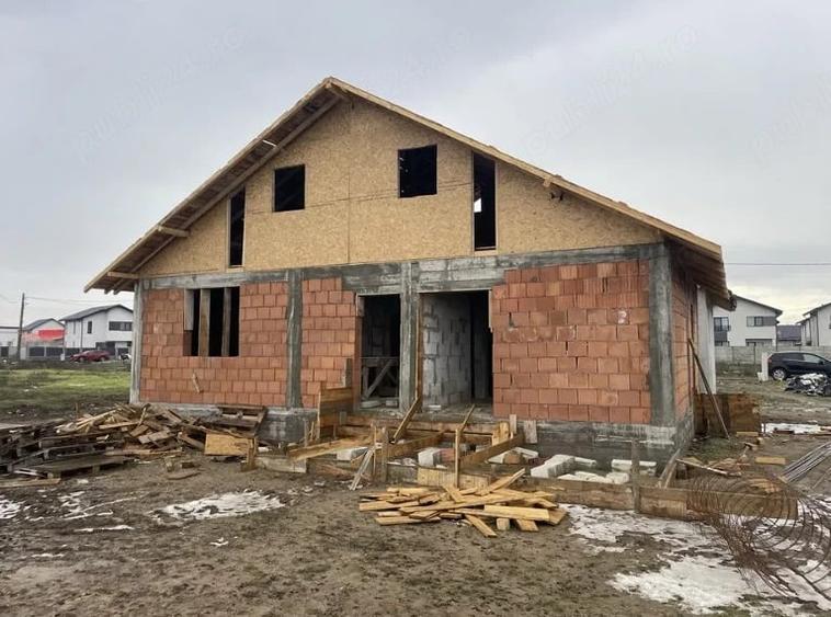 Casă cu Teren 275 Mp în 1 Decembrie