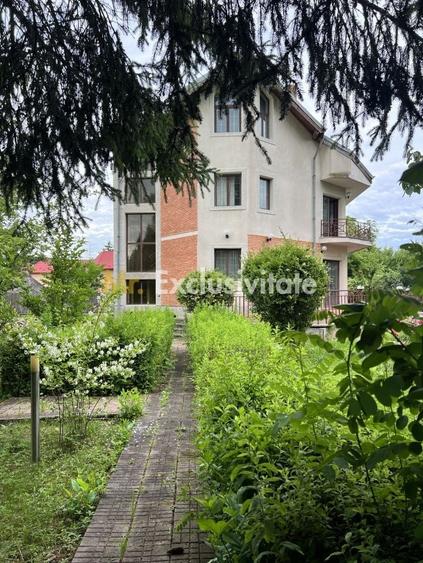 Casă individuală cu 9 camere cu Canalizare în Bascov