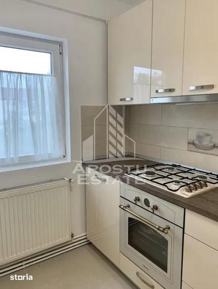 Apartament cu 3 camere semidecomandat, mobilat în Lipovei