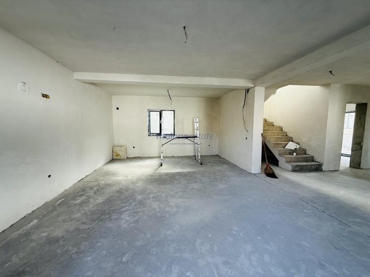 Casă individuală cu 4 camere cu Canalizare în Exterior Est