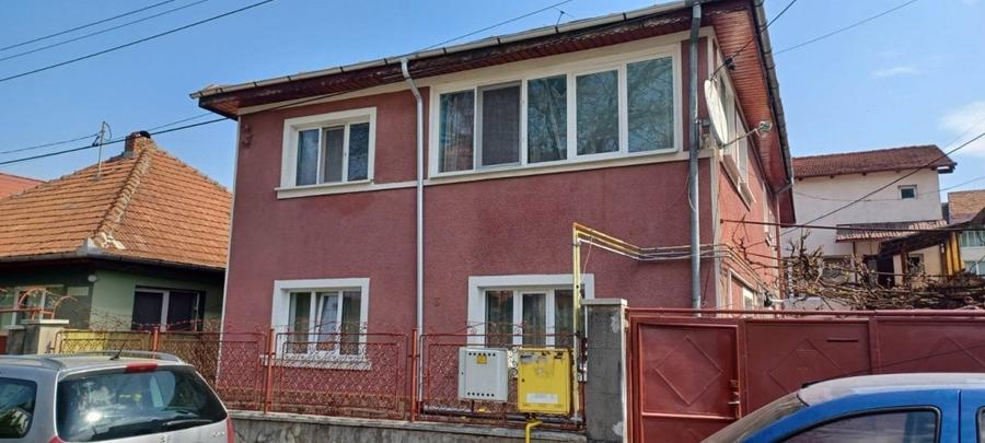 Casă cu 6 camere cu Teren 400 Mp în Noua