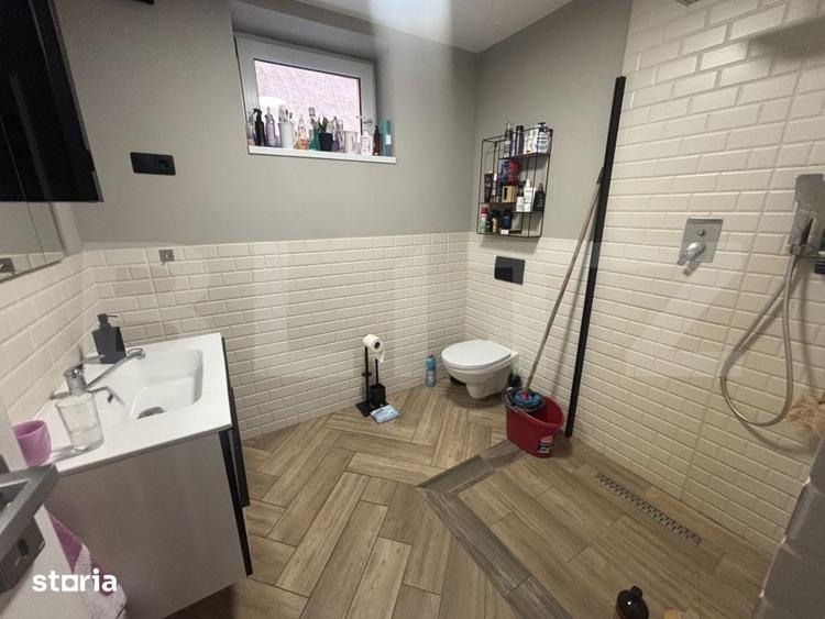 Casă cu 9 camere cu Teren 2200 Mp în Central