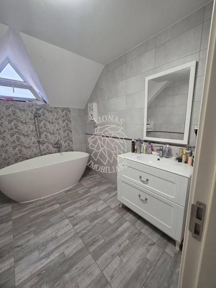 Apartament cu 3 camere semidecomandat, mobilat în Sud